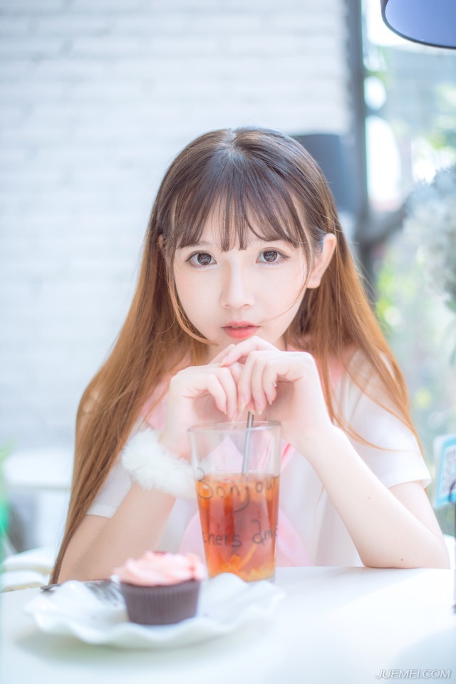 我是一位老人，净说些老话。对于时代，我是落伍者，没有什么良言贡献给现代婚姻。只是在物质至上的时代潮流下，想提醒年轻的朋友，男女结合最最重要的是感情，双方互相理解的程度。理解深才能互相欣赏吸引支持和鼓励，两情相悦。门当户对及其他，并不重要。